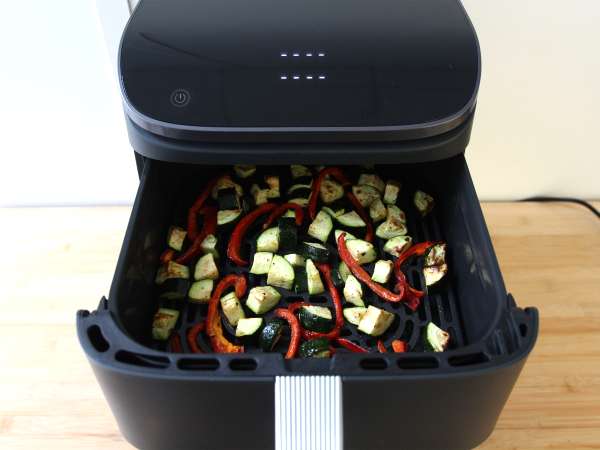 Hähnchen mit Paprika und Zucchini in der Heißluftfritteuse: in 20 Minuten fertig! - Zubereitung Schritt 4