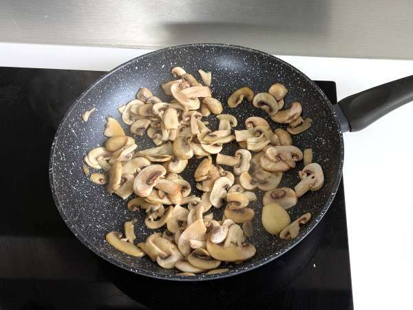 Kürbis-Hackbraten mit Champignons und Scamorza-Käse: leckeres und einfaches Rezept zum Überbacken - Zubereitung Schritt 3