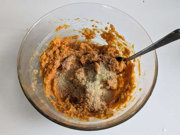 Kürbis-Hackbraten mit Champignons und Scamorza-Käse: leckeres und einfaches Rezept zum Überbacken - Zubereitung Schritt 6