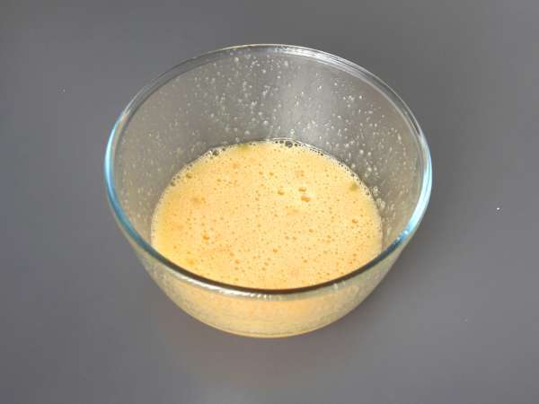 Superleichter Nusskuchen mit nur 4 Zutaten - Zubereitung Schritt 1