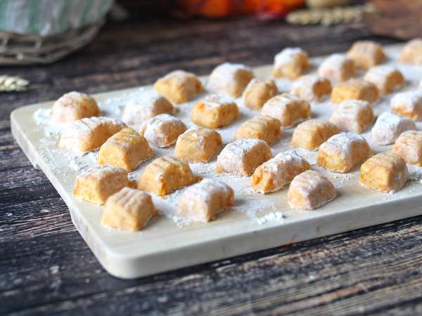 Selbstgemachte Kürbisgnocchi: weich, zart und perfekt für den Herbst! - Zubereitung Schritt 8