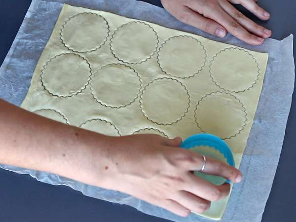 Halloween-Törtchen mit Pilzen und Knoblauch-Kräuter-Käse - Zubereitung Schritt 1