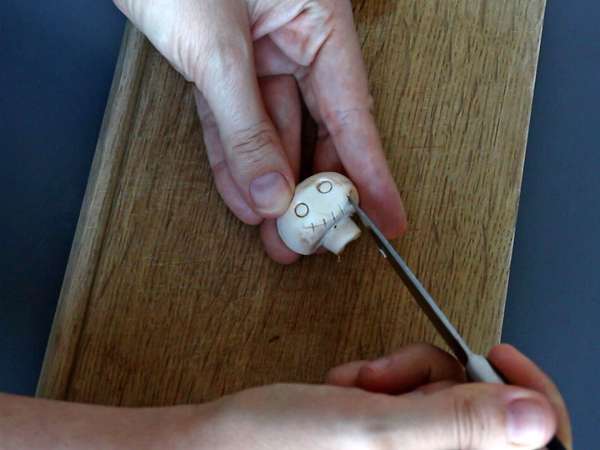 Halloween-Törtchen mit Pilzen und Knoblauch-Kräuter-Käse - Zubereitung Schritt 4