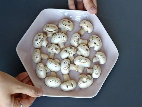 Halloween-Törtchen mit Pilzen und Knoblauch-Kräuter-Käse - Zubereitung Schritt 5