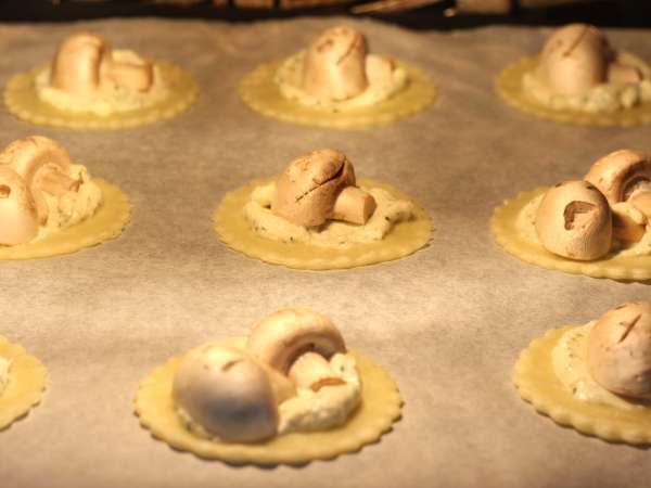 Halloween-Törtchen mit Pilzen und Knoblauch-Kräuter-Käse - Zubereitung Schritt 7