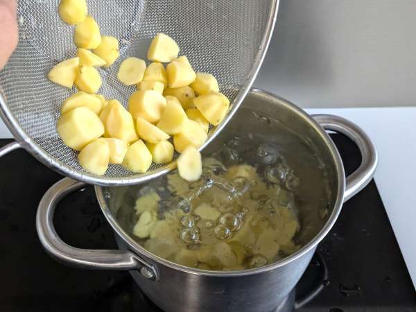 Cremig gebackene Cacio e Pepe-Kartoffeln: die einfache Beilage, die alle verrückt macht! - Zubereitung Schritt 2