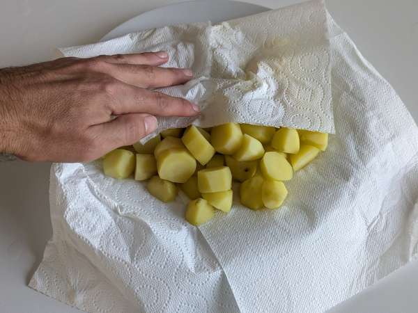 Cremig gebackene Cacio e Pepe-Kartoffeln: die einfache Beilage, die alle verrückt macht! - Zubereitung Schritt 3