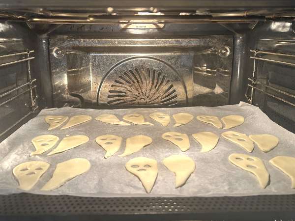 Geisterkekse: das einfachste und lustigste Halloween-Rezept für Kinder - Zubereitung Schritt 4