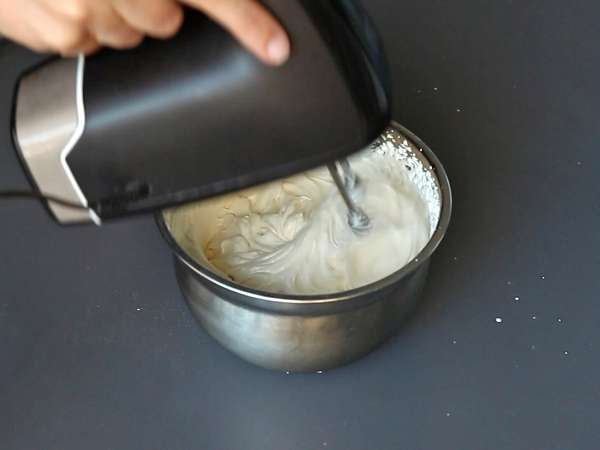 Baumstamm ohne Form in Form eines Chalets im Tiramisu-Stil für Kaffeeliebhaber - Zubereitung Schritt 1