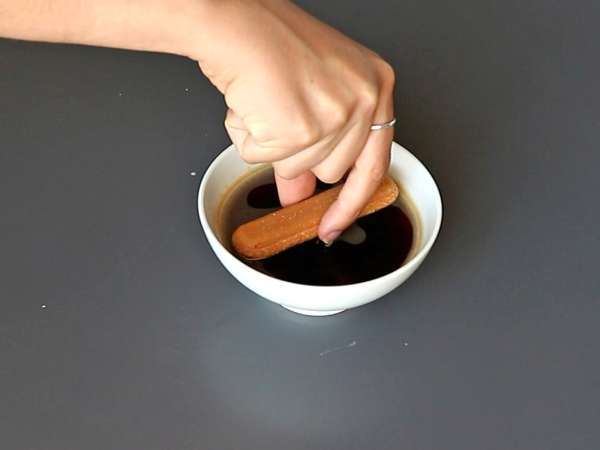 Baumstamm ohne Form in Form eines Chalets im Tiramisu-Stil für Kaffeeliebhaber - Zubereitung Schritt 2