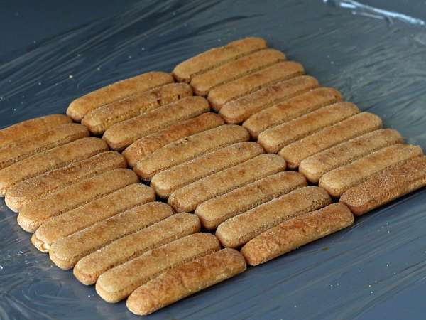 Baumstamm ohne Form in Form eines Chalets im Tiramisu-Stil für Kaffeeliebhaber - Zubereitung Schritt 3