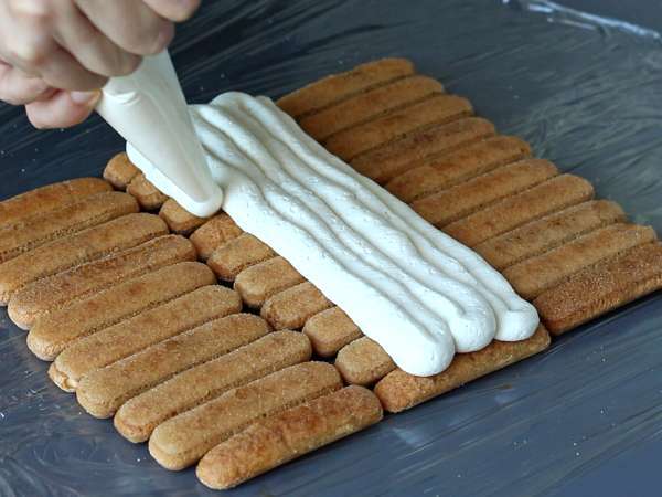 Baumstamm ohne Form in Form eines Chalets im Tiramisu-Stil für Kaffeeliebhaber - Zubereitung Schritt 4