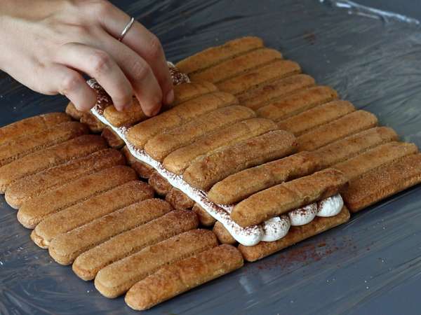Baumstamm ohne Form in Form eines Chalets im Tiramisu-Stil für Kaffeeliebhaber - Zubereitung Schritt 6