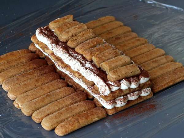 Baumstamm ohne Form in Form eines Chalets im Tiramisu-Stil für Kaffeeliebhaber - Zubereitung Schritt 7