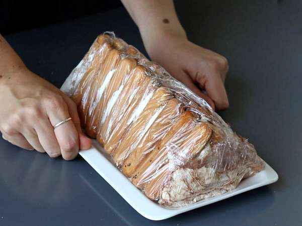 Baumstamm ohne Form in Form eines Chalets im Tiramisu-Stil für Kaffeeliebhaber - Zubereitung Schritt 9