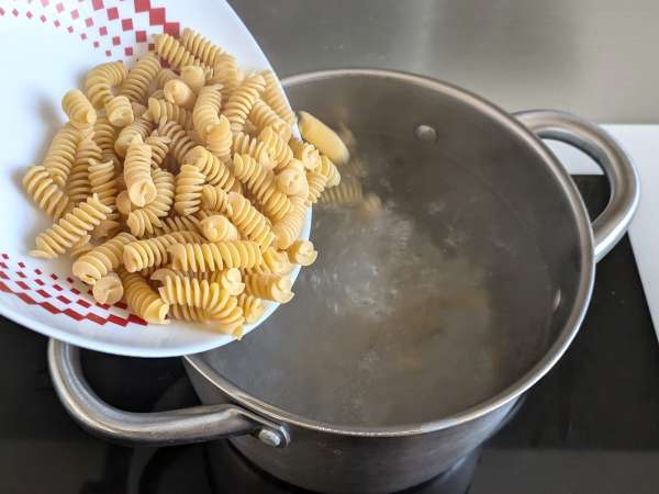 Cremige Nudeln mit Radicchio, Speck und Walnüssen – ein schnelles, leckeres Rezept - Zubereitung Schritt 3