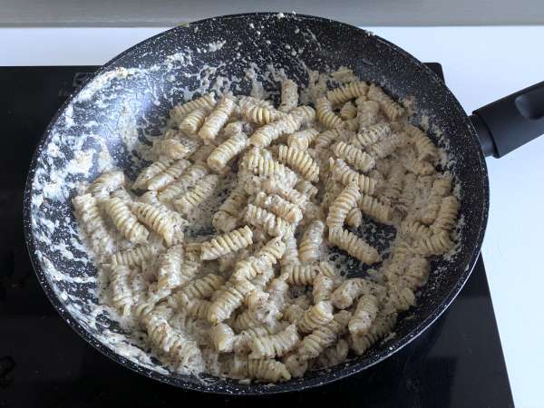 Cremige Nudeln mit Radicchio, Speck und Walnüssen – ein schnelles, leckeres Rezept - Zubereitung Schritt 6