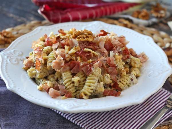 Cremige Nudeln mit Radicchio, Speck und Walnüssen – ein schnelles, leckeres Rezept - Zubereitung Schritt 7