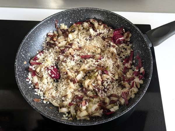 Cremiges und leckeres Risotto mit Radicchio, Speck und Philadelphia - Zubereitung Schritt 3