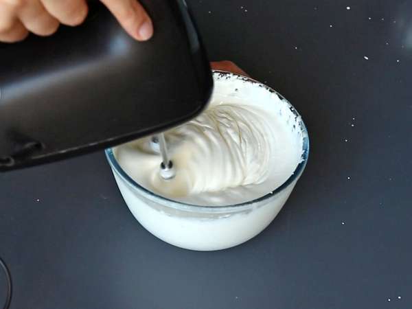 Für diesen Baumkuchen mit roten Früchten brauchen Sie keine Form! - Zubereitung Schritt 1