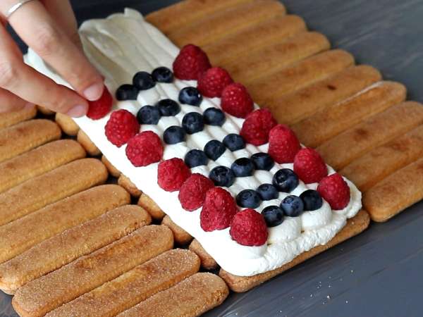 Für diesen Baumkuchen mit roten Früchten brauchen Sie keine Form! - Zubereitung Schritt 5