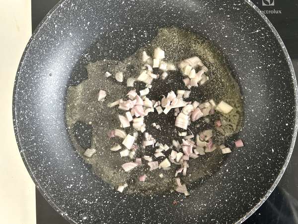 Gekochte Eier mit Pilzen - ein schnelles, aber köstliches Rezept! - Zubereitung Schritt 4