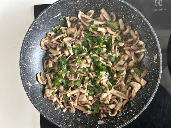 Gekochte Eier mit Pilzen - ein schnelles, aber köstliches Rezept! - Zubereitung Schritt 6