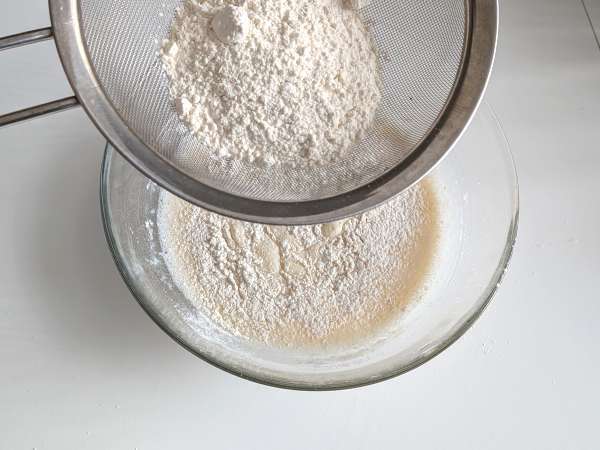 Crespelle mit Ricotta und Pilzen: das perfekte cremige vegetarische Rezept für jede Gelegenheit - Zubereitung Schritt 1