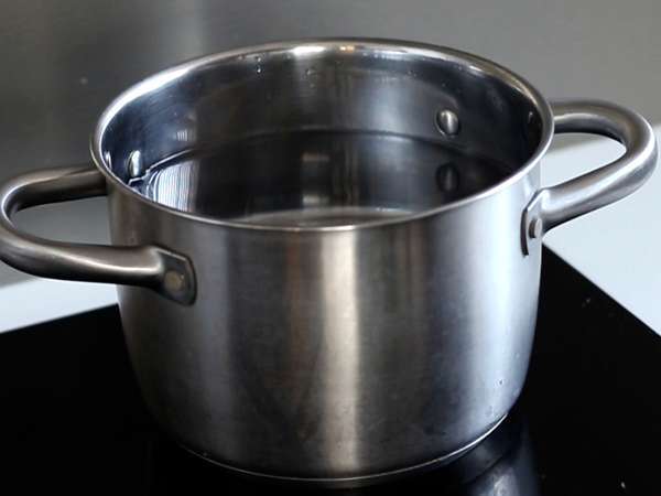 Risotto mit Limette und rosa Pfeffer: elegantes vegetarisches Rezept für besondere Abendessen - Zubereitung Schritt 1