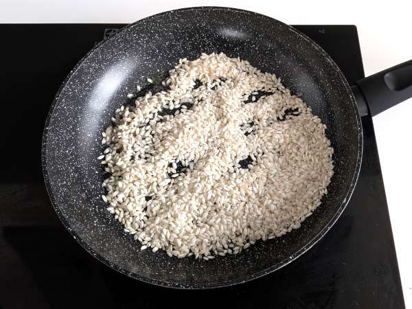 Risotto mit Limette und rosa Pfeffer: elegantes vegetarisches Rezept für besondere Abendessen - Zubereitung Schritt 2