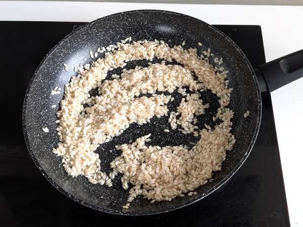 Risotto mit Limette und rosa Pfeffer: elegantes vegetarisches Rezept für besondere Abendessen - Zubereitung Schritt 3