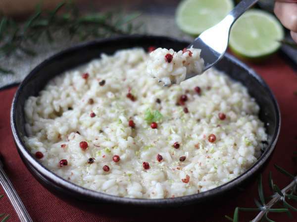Risotto mit Limette und rosa Pfeffer: elegantes vegetarisches Rezept für besondere Abendessen - Zubereitung Schritt 7