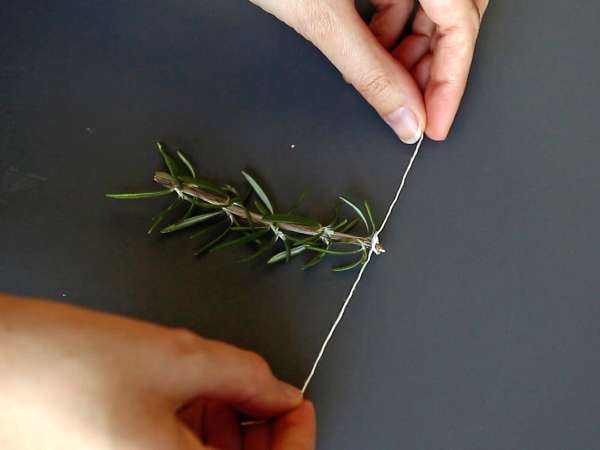 Cocktail mit einem verschneiten Tannenbaum im Inneren - Zubereitung Schritt 2