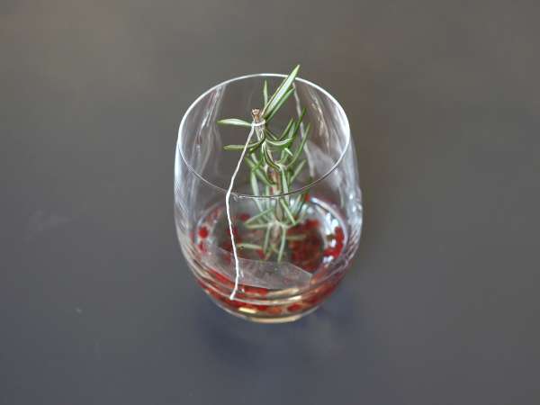 Cocktail mit einem verschneiten Tannenbaum im Inneren - Zubereitung Schritt 4