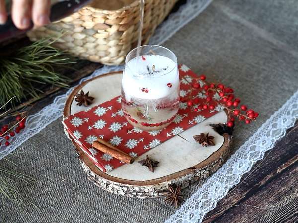 Cocktail mit einem verschneiten Tannenbaum im Inneren - Zubereitung Schritt 5