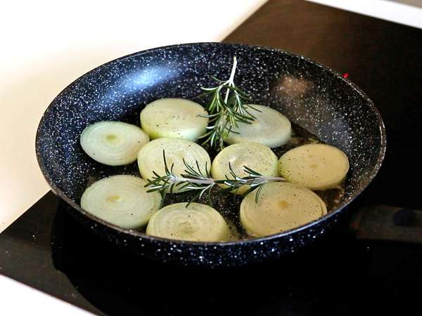 Tatin-Törtchen mit Zwiebeln - Zubereitung Schritt 2