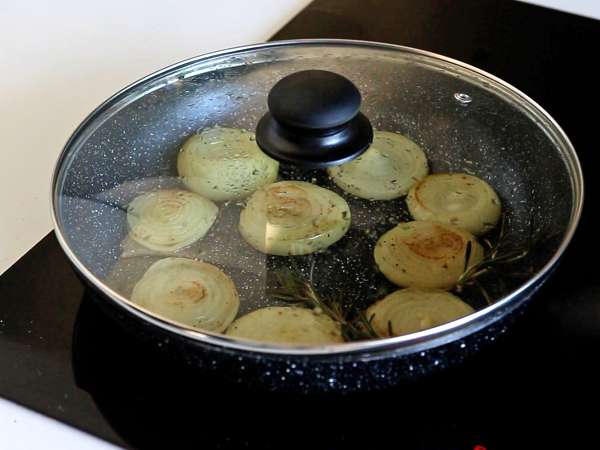 Tatin-Törtchen mit Zwiebeln - Zubereitung Schritt 3