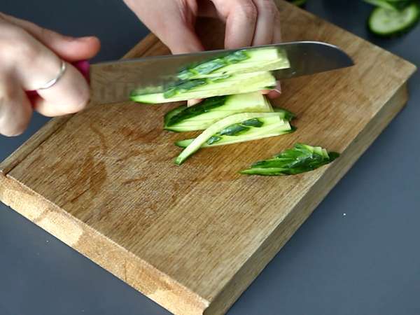 Bunter Salat mit Reisnudeln und Garnelen und pikantem Erdnussdressing - Zubereitung Schritt 1