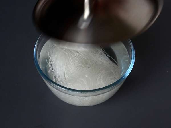 Bunter Salat mit Reisnudeln und Garnelen und pikantem Erdnussdressing - Zubereitung Schritt 2