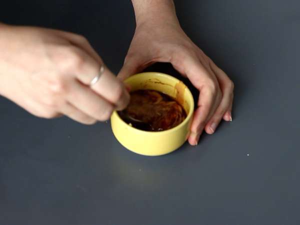 Bunter Salat mit Reisnudeln und Garnelen und pikantem Erdnussdressing - Zubereitung Schritt 3