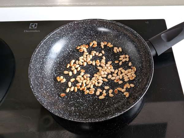 Spaghetti mit Kirschtomaten und Pinienkernen: ein cremiges und duftendes Rezept - Zubereitung Schritt 5