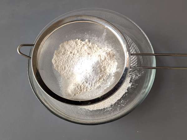 Torte mit Erdbeermarmelade: klassisches Mürbeteig-Rezept (auch Herzen) - Zubereitung Schritt 1