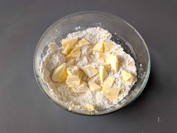 Torte mit Erdbeermarmelade: klassisches Mürbeteig-Rezept (auch Herzen) - Zubereitung Schritt 2