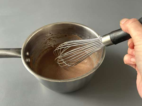Selbstgemachte heiße Schokolade: das einfache Rezept für dicke, glänzende, seidige Schokolade - Zubereitung Schritt 5