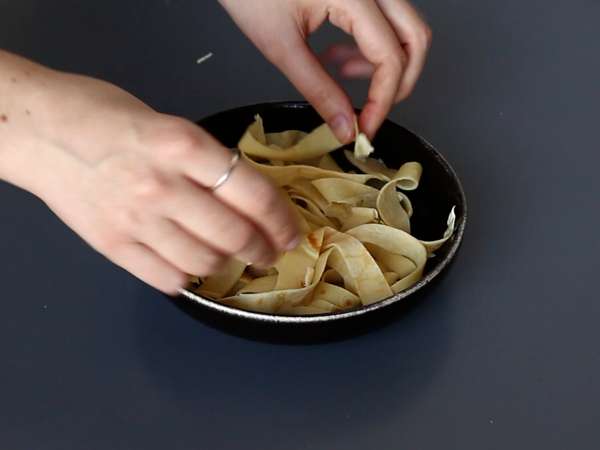 Tagliatelle aus Pfannkuchen mit Schokolade und Erdnüssen! - Zubereitung Schritt 6