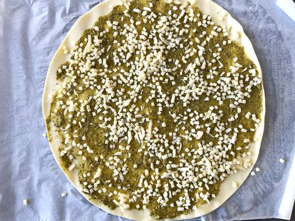 Pesto-Mozzarella-Blätterteiggebäck mit Air Fryer, in 15 Minuten fertig! - Zubereitung Schritt 2