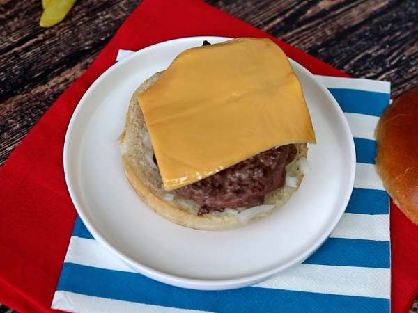 Cheeseburger, der berühmte Burger, den alle lieben! - Zubereitung Schritt 4