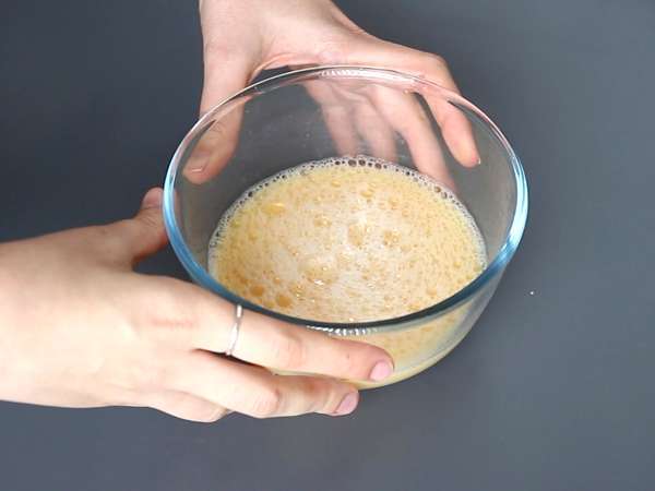 Chinese steamed eggs: Chinesisches Rezept für seidig gedämpfte Eier mit nur zwei Zutaten! - Zubereitung Schritt 1