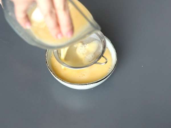 Chinese steamed eggs: Chinesisches Rezept für seidig gedämpfte Eier mit nur zwei Zutaten! - Zubereitung Schritt 2