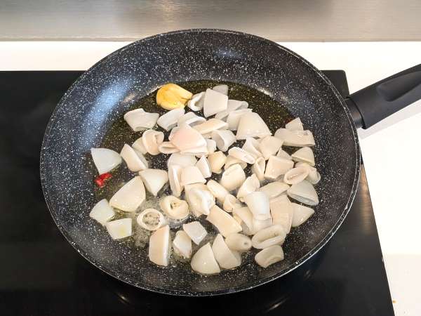 Nudeln mit gefrorenem Tintenfisch und Kirschtomaten: einfaches und leckeres Rezept - Zubereitung Schritt 2